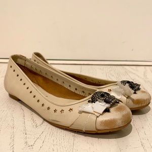 Pedro Garcia White Distressed Skull Flats
